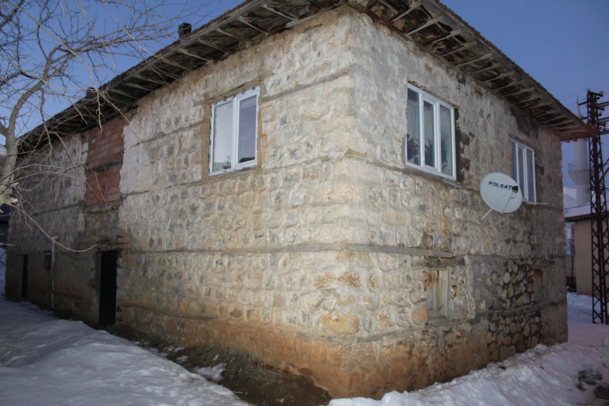 Kerpiç evin biriken kar nedeniyle çöken ikinci katı kullanılamaz hale geldi