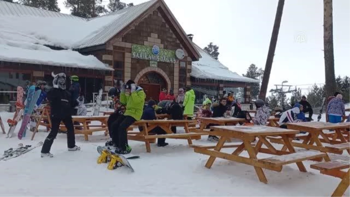 Öğrenciler yarıyıl tatilinin son günlerinde de Cıbıltepe\'de kayak yaptı