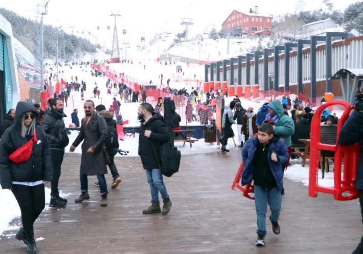 PALANDÖKEN\'DE SÖMESTİR TATİLİNİN SON GÜNLERİNDE YOĞUNLUK