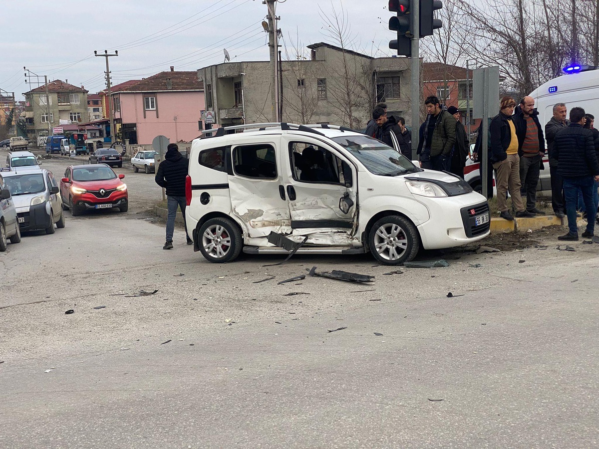 Samsun\'da iki hafif ticari aracın çarpıştığı kazada 4 kişi yaralandı