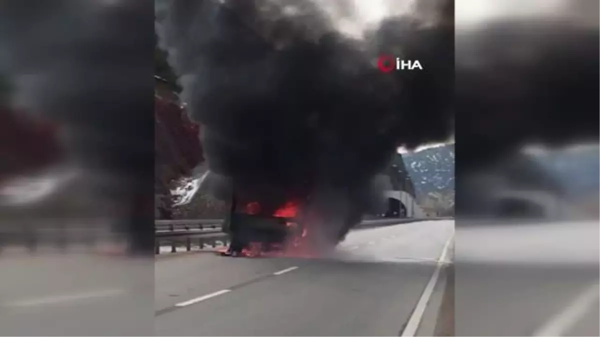 Seyir halindeki kamyonet alev alev yandı