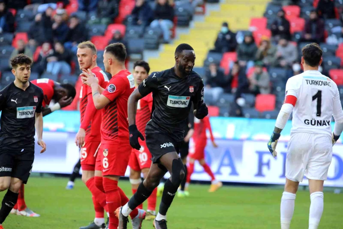 Sivasspor\'da Mustapha Yatabare kırmızı kart gördü!
