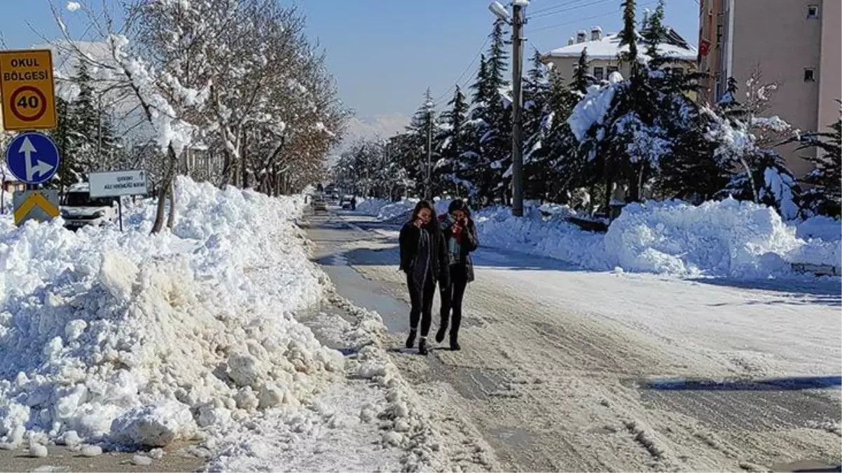 Son Dakika: 3 gündür elektrik kesintileri yaşanan Isparta\'da yoğun kar yağışı nedeniyle yüz yüze eğitime 5 gün ara verildi