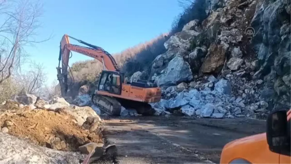 Zonguldak-İstanbul kara yolunda heyelan