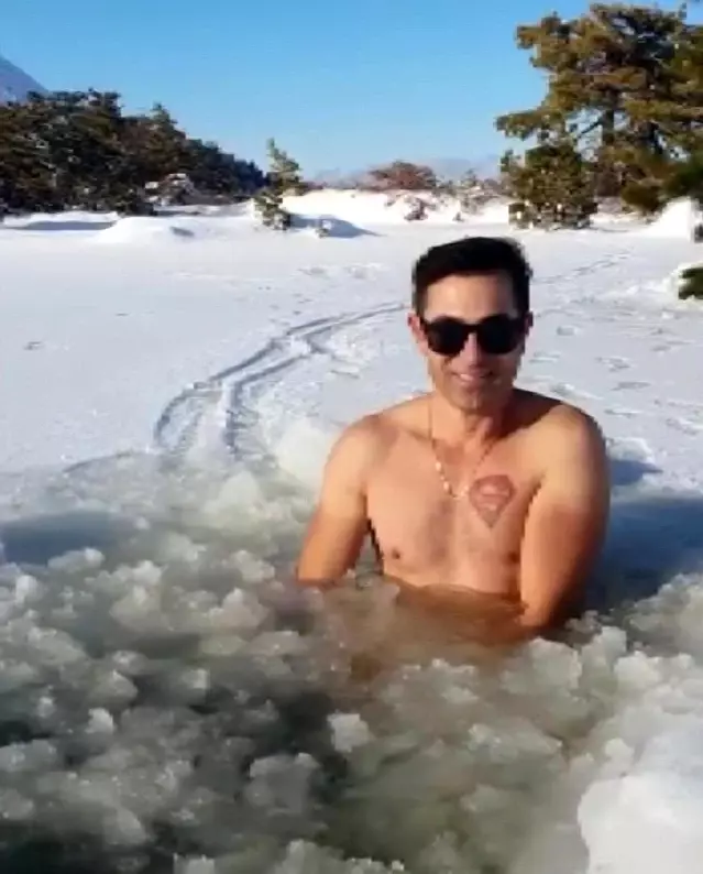 Amanos Dağları'nın zirvesinde buzlu suya girdi