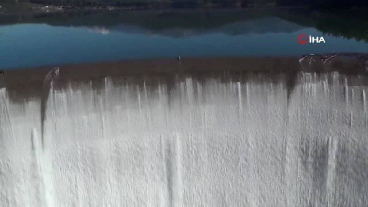 Antalya\'da Kumluca Barajı taştı, yapay şelale oluştu
