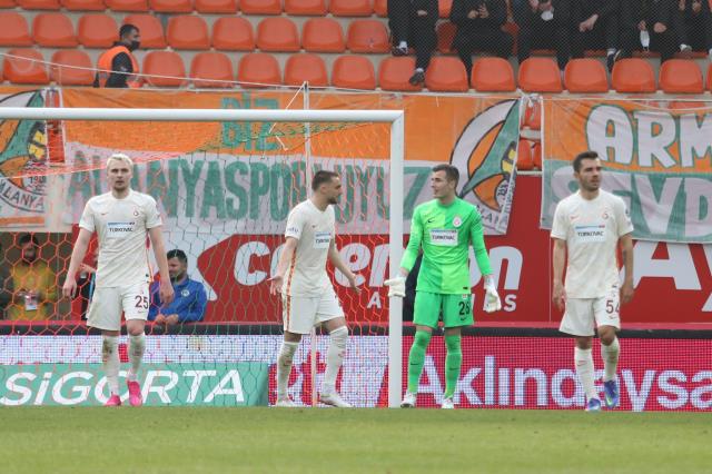 Aslan kabustan uyanamıyor! Galatasaray, Alanyaspor'la deplasmanda 1-1 berabere kaldı.