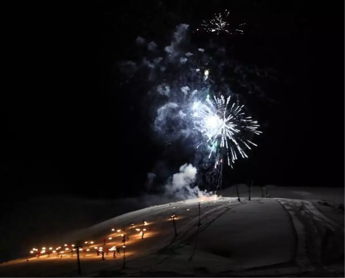 Bitlis\'te meşaleli kayak gösterisi