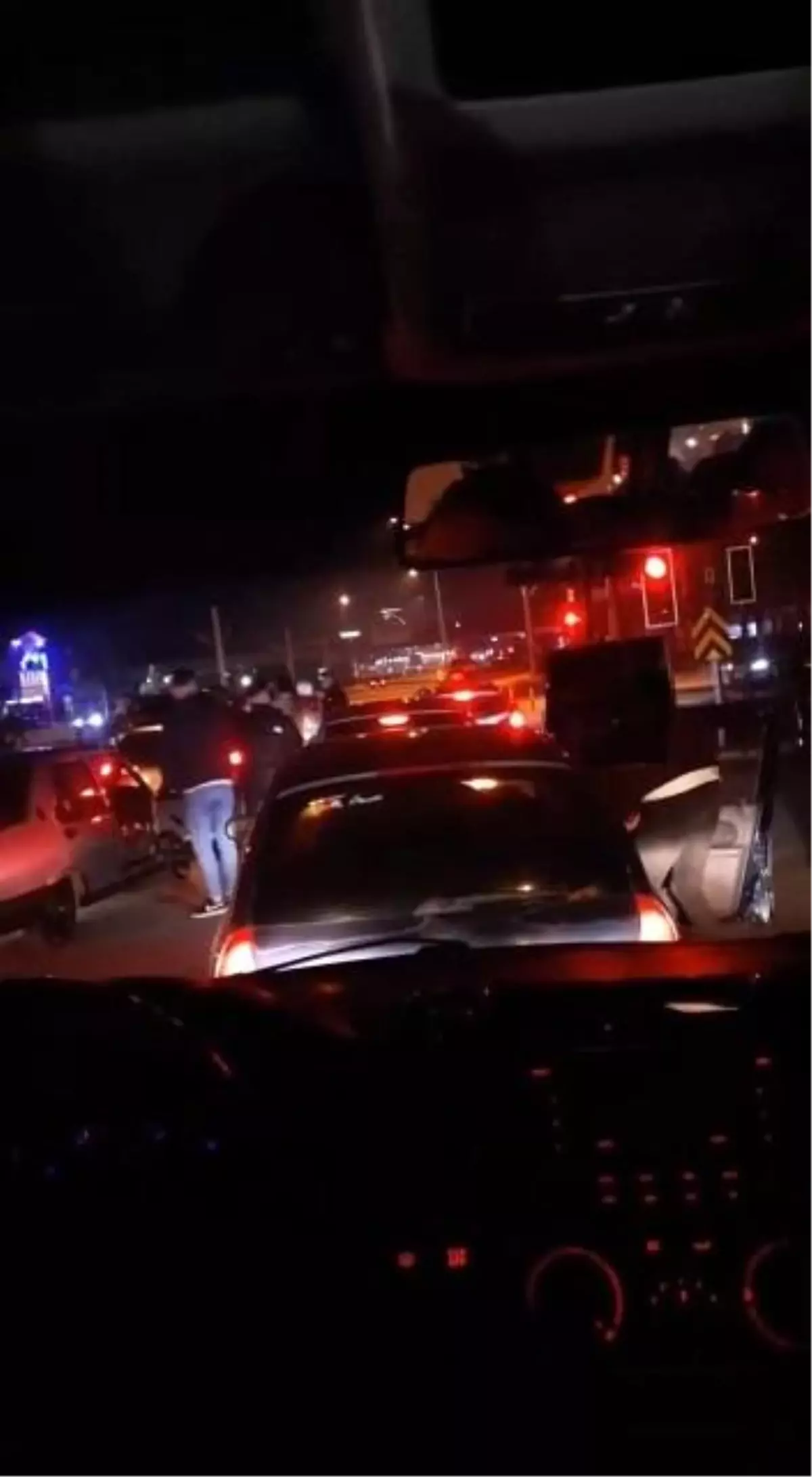 Bursa\'da yolu trafiğe kapatıp eğlendiler