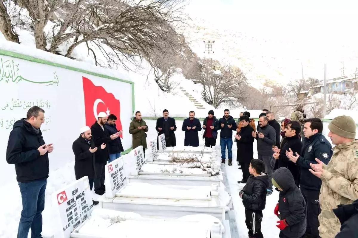 Son dakika haber... Çığ şehitleri mezarları başında dualarla anıldı