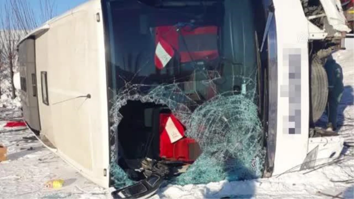 Devrilen yolcu otobüsündeki 11 kişi yaralandı
