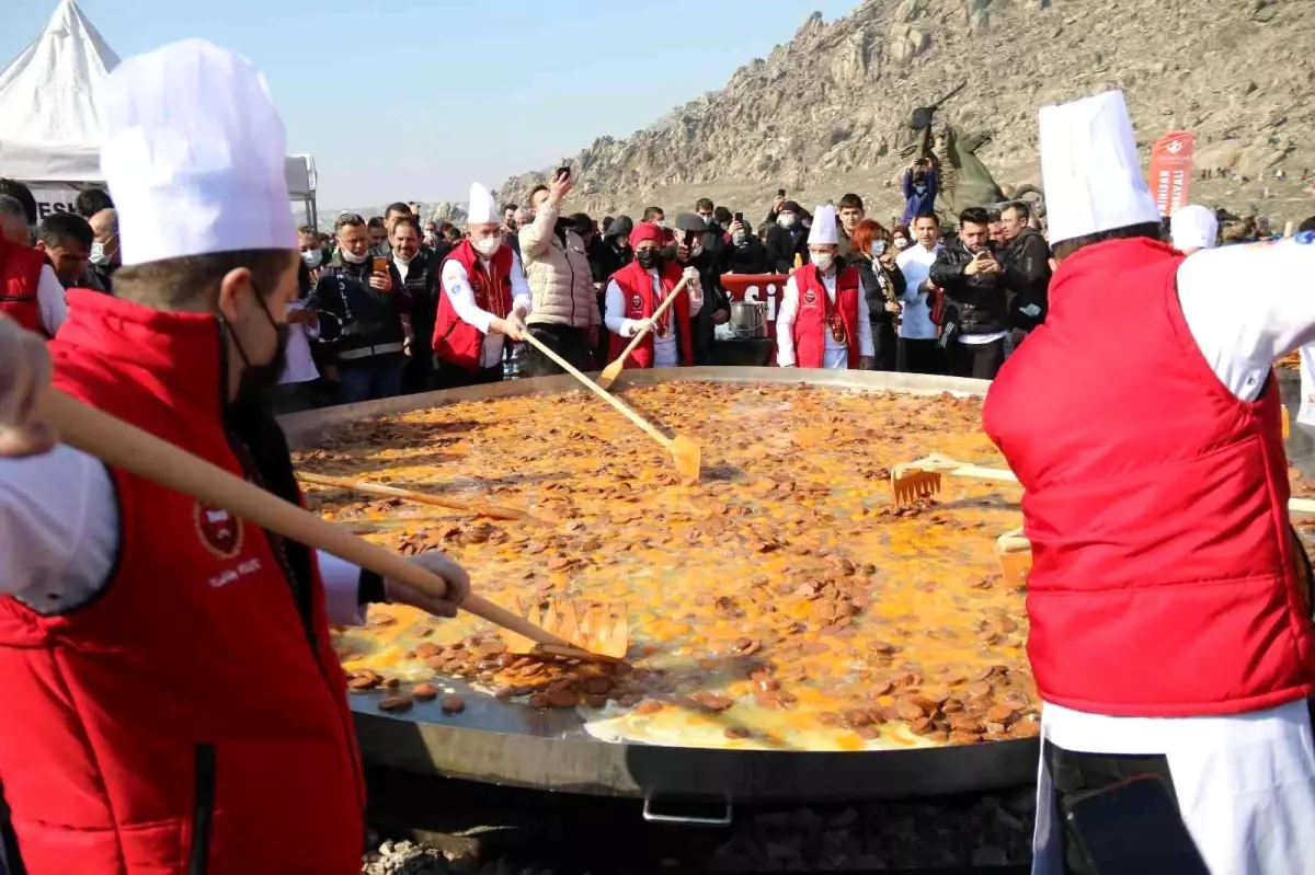 Dövme Sucuk Festivali\'nde dünyanın en büyük sucuklu yumurtası