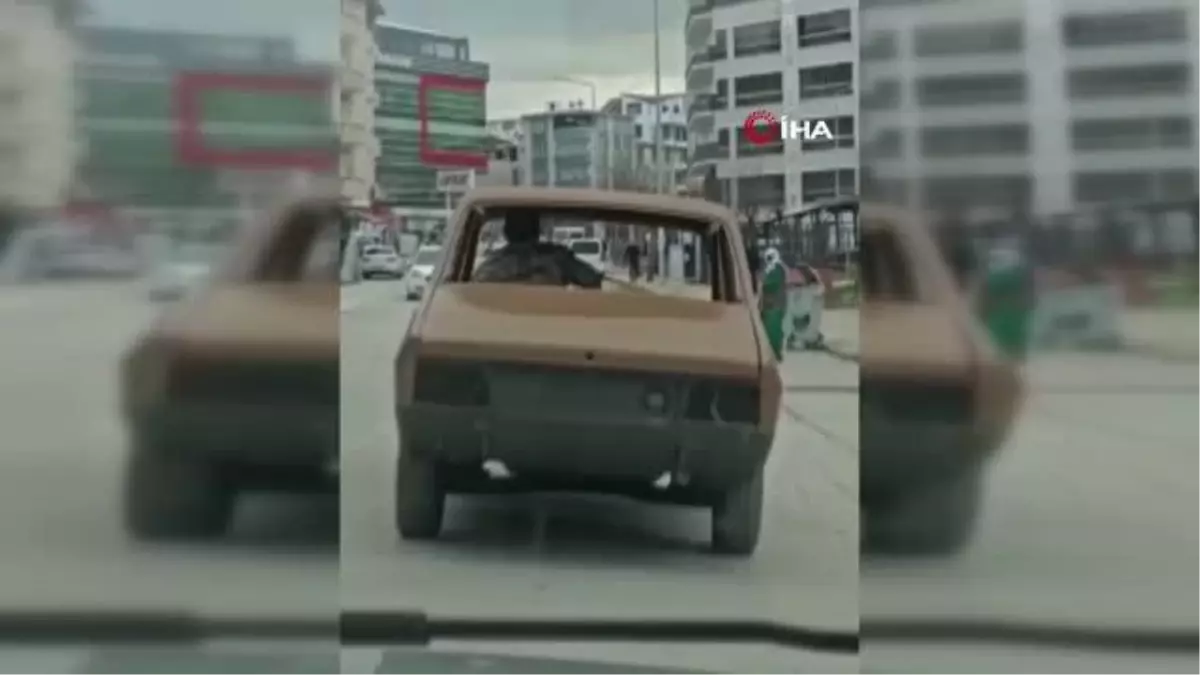 Farları ve camları olmayan otomobille şehir turu