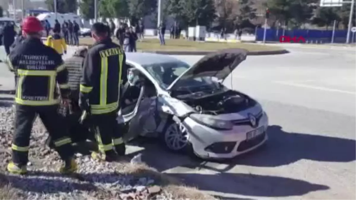 Son Dakika | GEDİZ\'DE AMBULANS İLE İKİ ARAÇ ÇARPIŞTI 10 YARALI