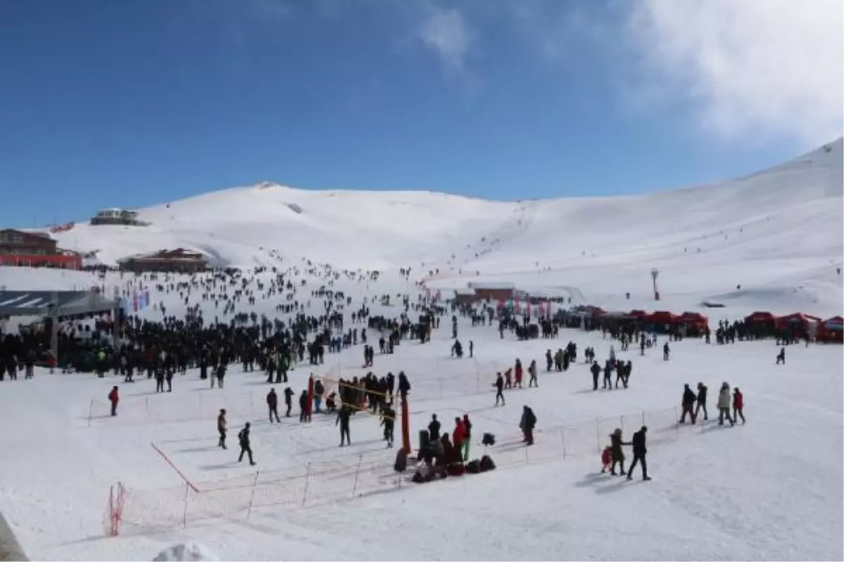 HAKKARİ\'DEKİ \'4\'ÜNCÜ KAR FESTİVALİ\'NDE ANADOLU ATEŞİ GÖSTERİSİ - YENİDEN