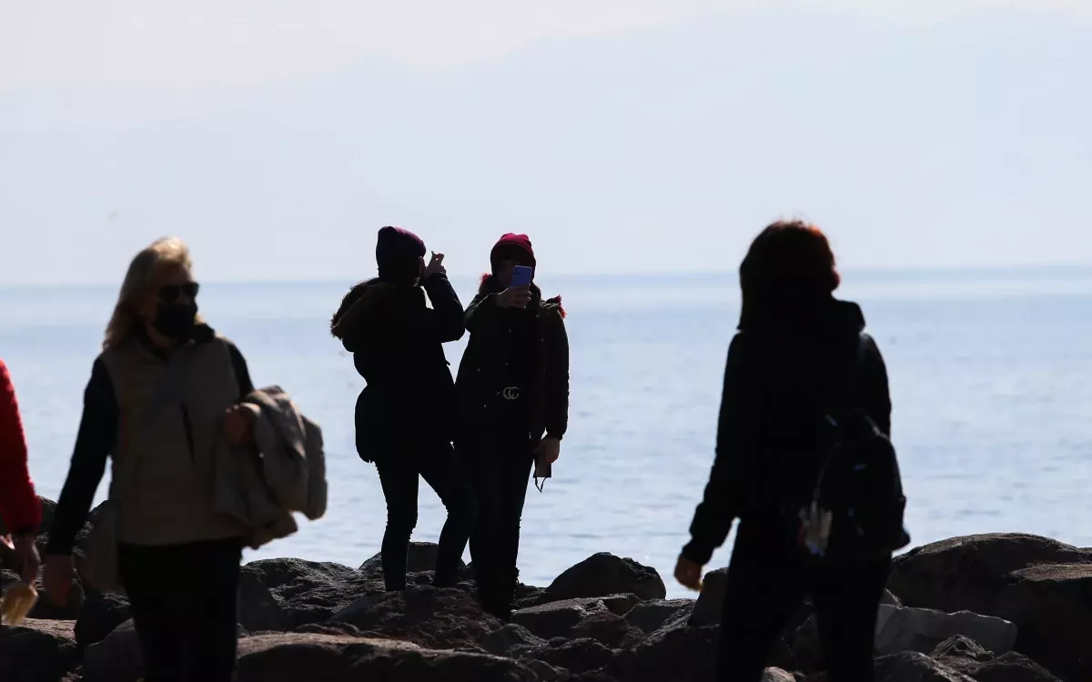 İzmirliler güneşli havayı açık alanlarda ve sahilde değerlendirdi