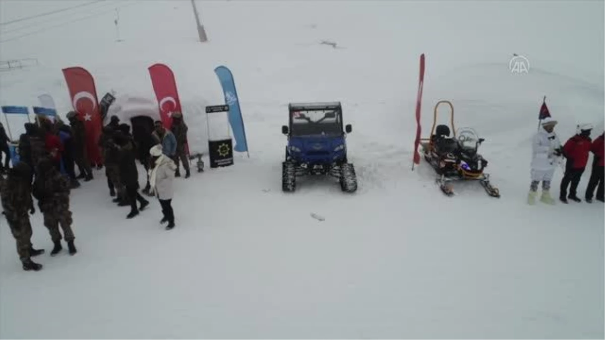 Jandarma ve polisin yaptığı iglolar kar festivalini renklendirdi