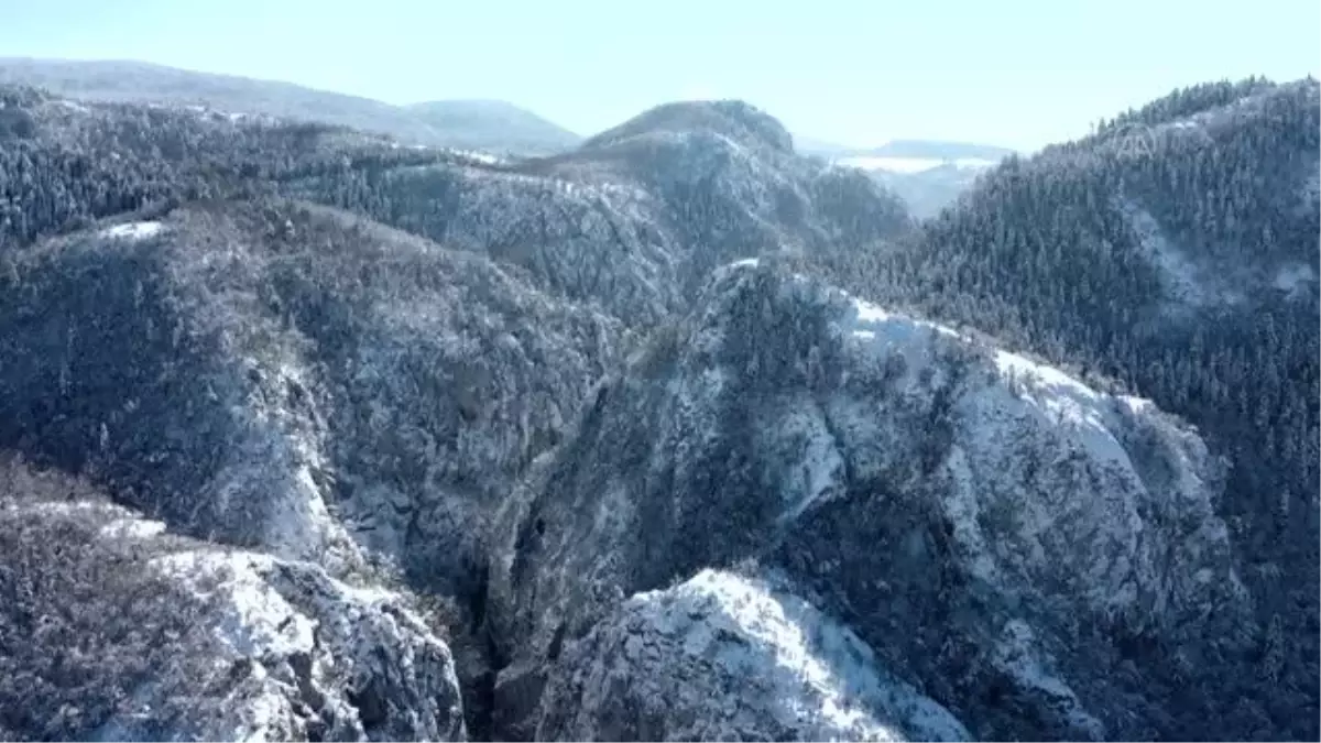 KASTAMONU - Ilıca Şelalesi ve Horma Kanyonu ziyaretçilerini beyaz örtüyle karşılıyor