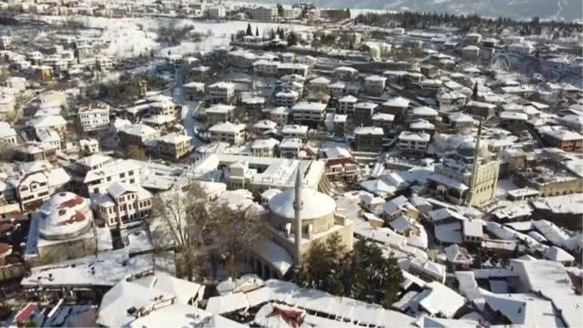 Safranbolu\'nun karla kaplı tarihi mekanlarına kuş bakışı
