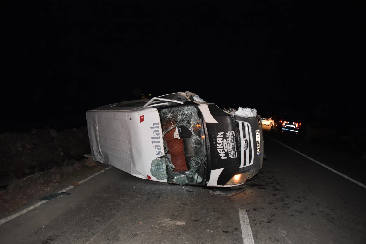 ŞANLIURFA - Trafik kazasında 13 kişi yaralandı