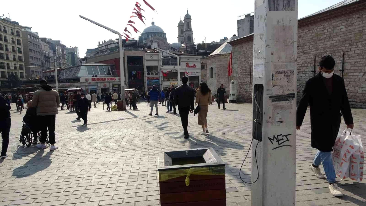 Taksim\'de kapaksız ve kabloları açıkta olan elektrik direği tehlike saçıyor