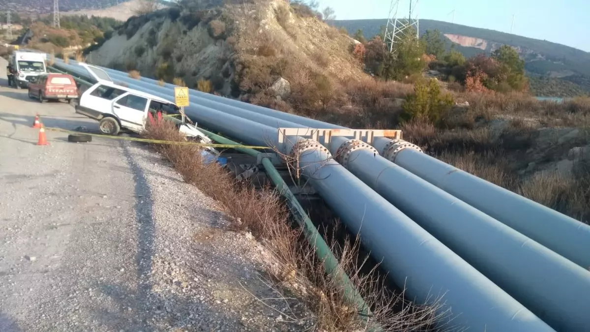 Yol kenarındaki boru hattına çarpan otomobildeki yolcu öldü, sürücü yaralandı