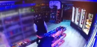 Yürekleri sızlatan hırsızlık anı kamerada... Dükkan sahibi tekerlekli sandalyesiyle hırsızları kovalamaya çalıştı