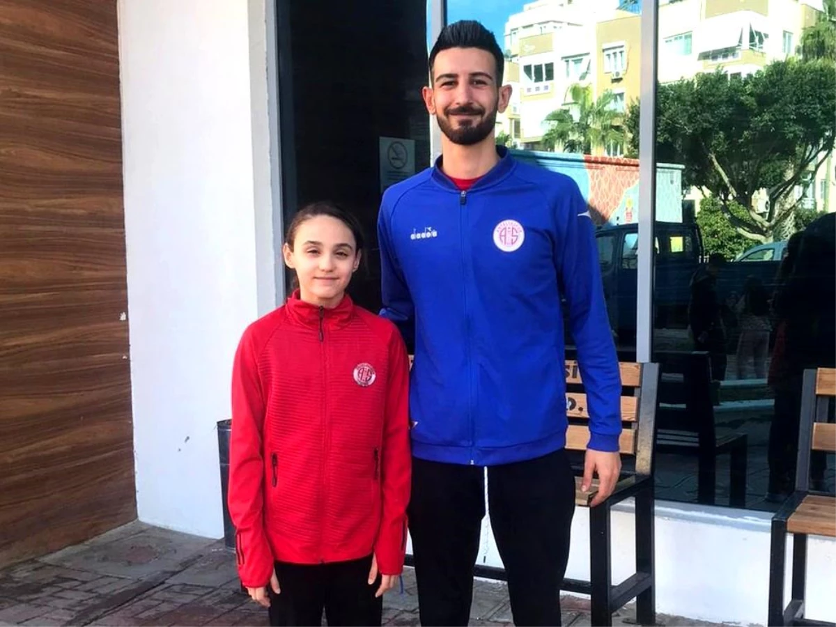 Antalyaspor Yüzme Takımı sporcusu Beste, madalyaları topladı