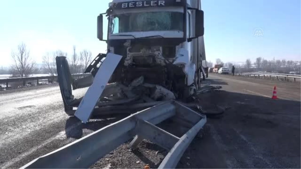 Bariyerlere çarpan kamyonun sürücüsü yaralandı
