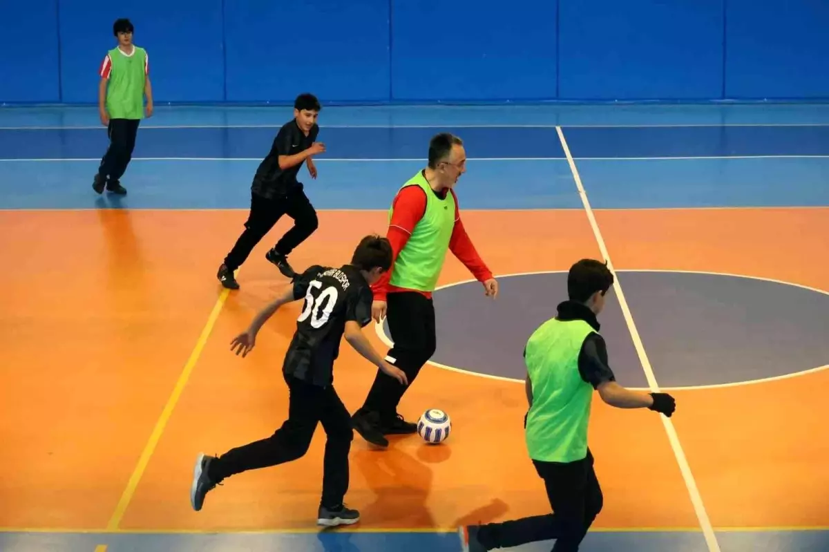 Başkan gençlerle futsal oynadı