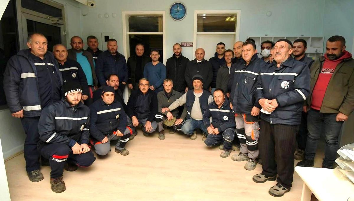 Başkan Oral, günün ilk çayını işçilerle işçi