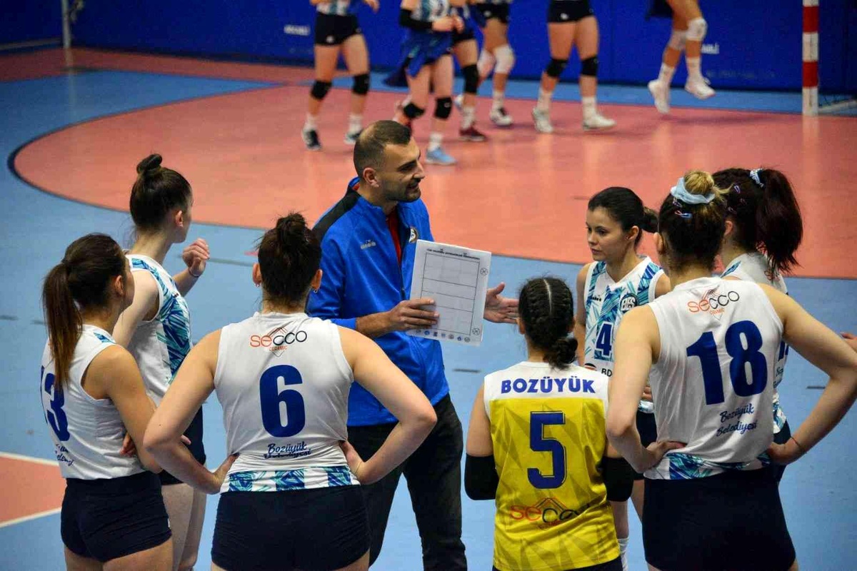 "Bizim Kızlar" İzmit Spor\'u 3-2 yendi