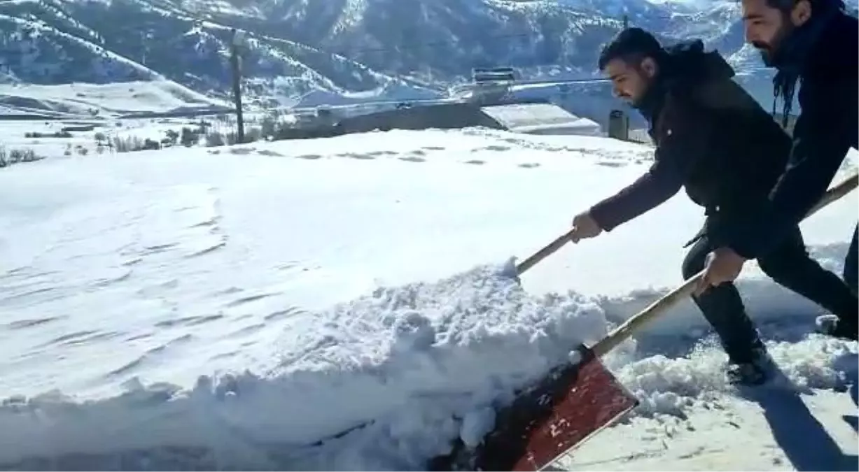 Çatılarda kar temizleme mesaisi