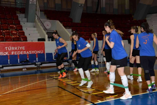 Çukurova Belediyesi Spor Kulübü voleybolcularından taraftara çağrı