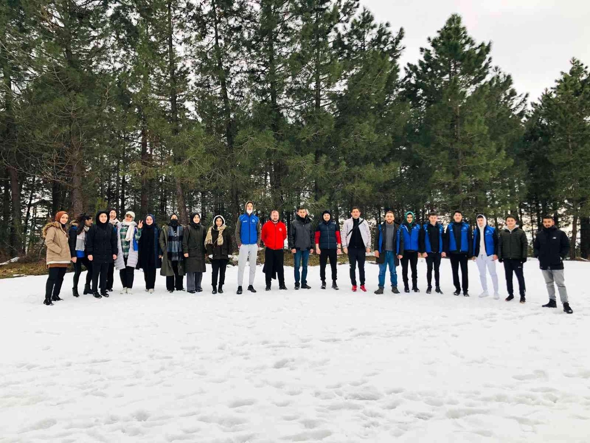 Düzce\'de gençler doğal parkurda yürüyüş yaptı