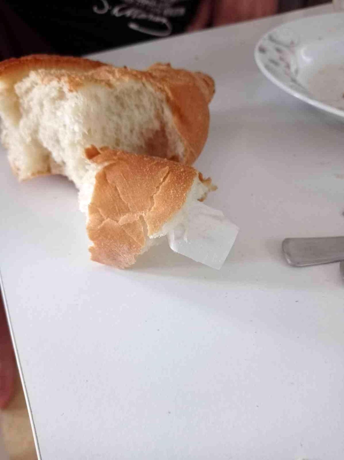 Ekmeğin içinden kağıt çıktı, neye uğradığını şaşırdı