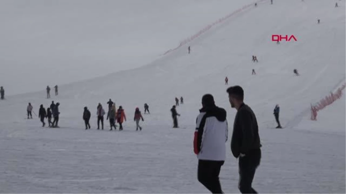 HAKKARİ\'DEKİ \'4\'ÜNCÜ KAR FESTİVALİ\'NDE ANADOLU ATEŞİ GÖSTERİSİ