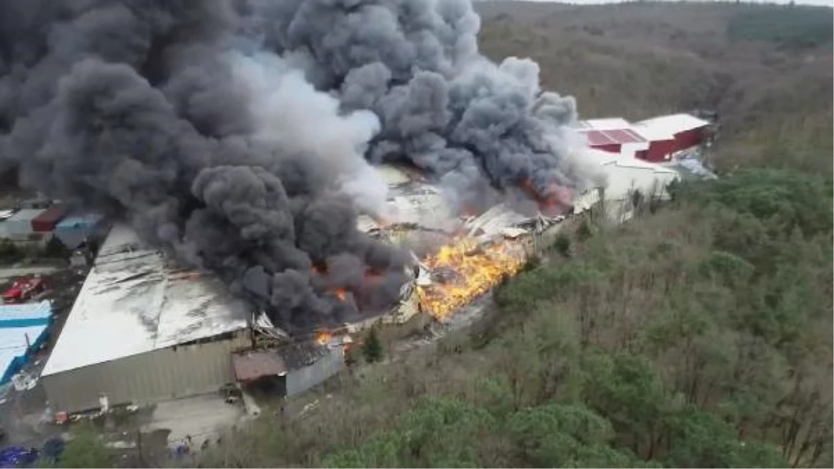 (Havadan fotoğraflarla) Kemerburgaz\'da doğal kaynak suyu dolum tesisinde yangın (3)