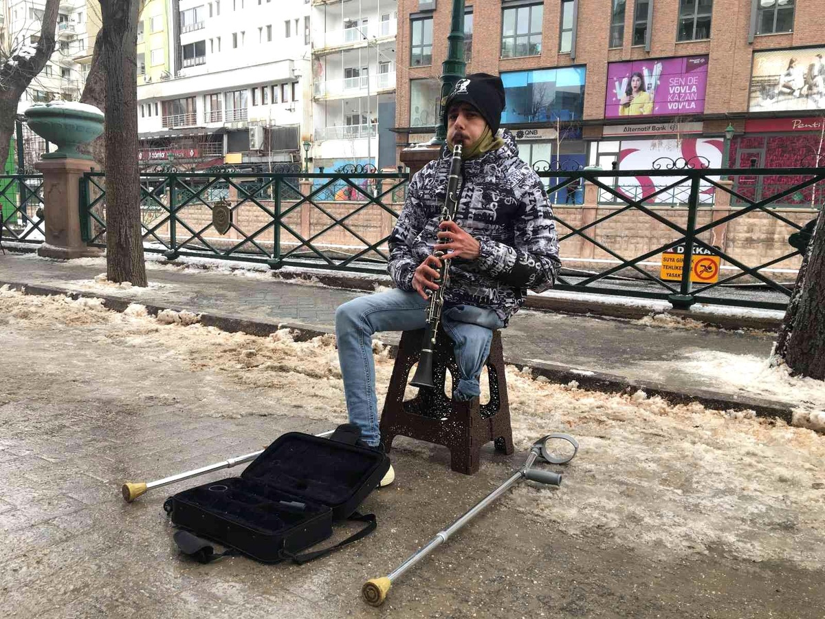 İç savaşta bir bacağını kaybetmesine rağmen hayata küsmedi
