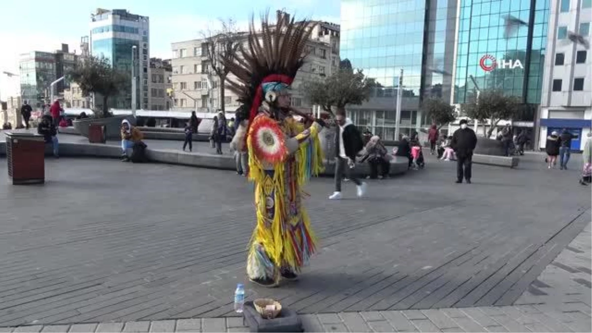 (İSTANBUL - ÖZEL)Taksim\'de Kızılderili kıyafetli sokak sanatçısı ilgi çekti