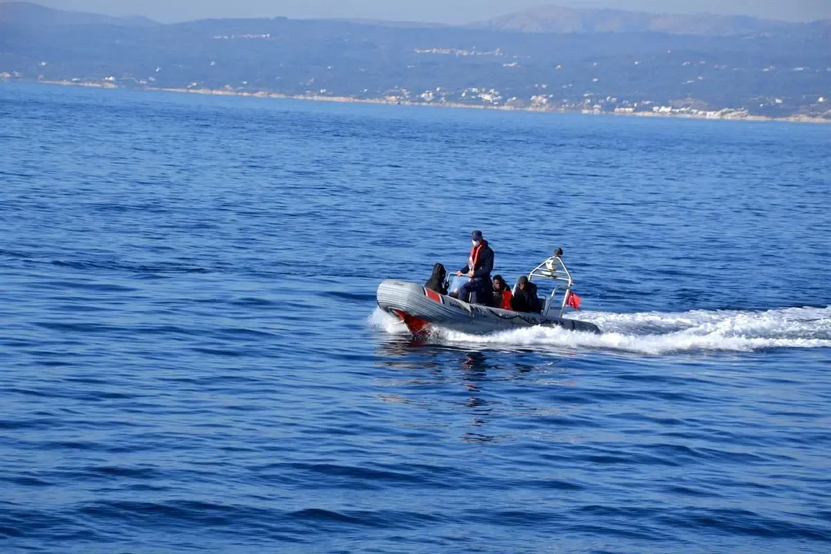 İzmir açıklarında 80 göçmen yakalandı, 45 göçmen de kurtarıldı