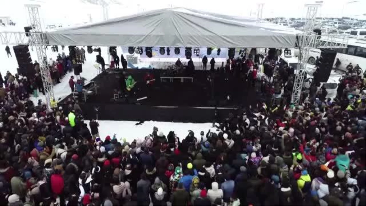 Kar festivali farklı illerden binlerce kişiyi Hakkari\'de buluşturdu
