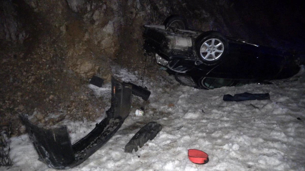 KIRKLARELİ - Şarampole devrilen otomobildeki 2 kişi yaralandı