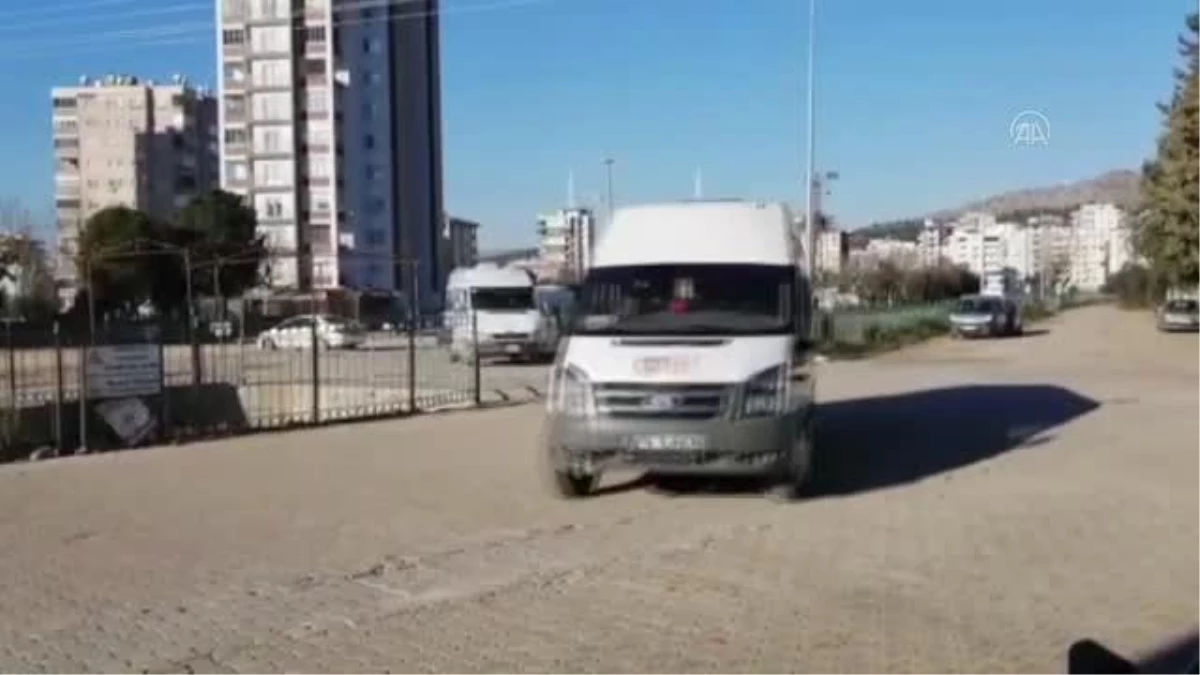 Kozan ilçesinde okul servisi şoförleri caddeyi trafiğe kapatarak eylem yaptı