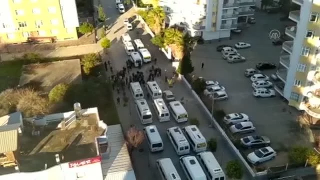 Kozan ilçesinde okul servisi şoförleri caddeyi trafiğe kapatarak eylem yaptı