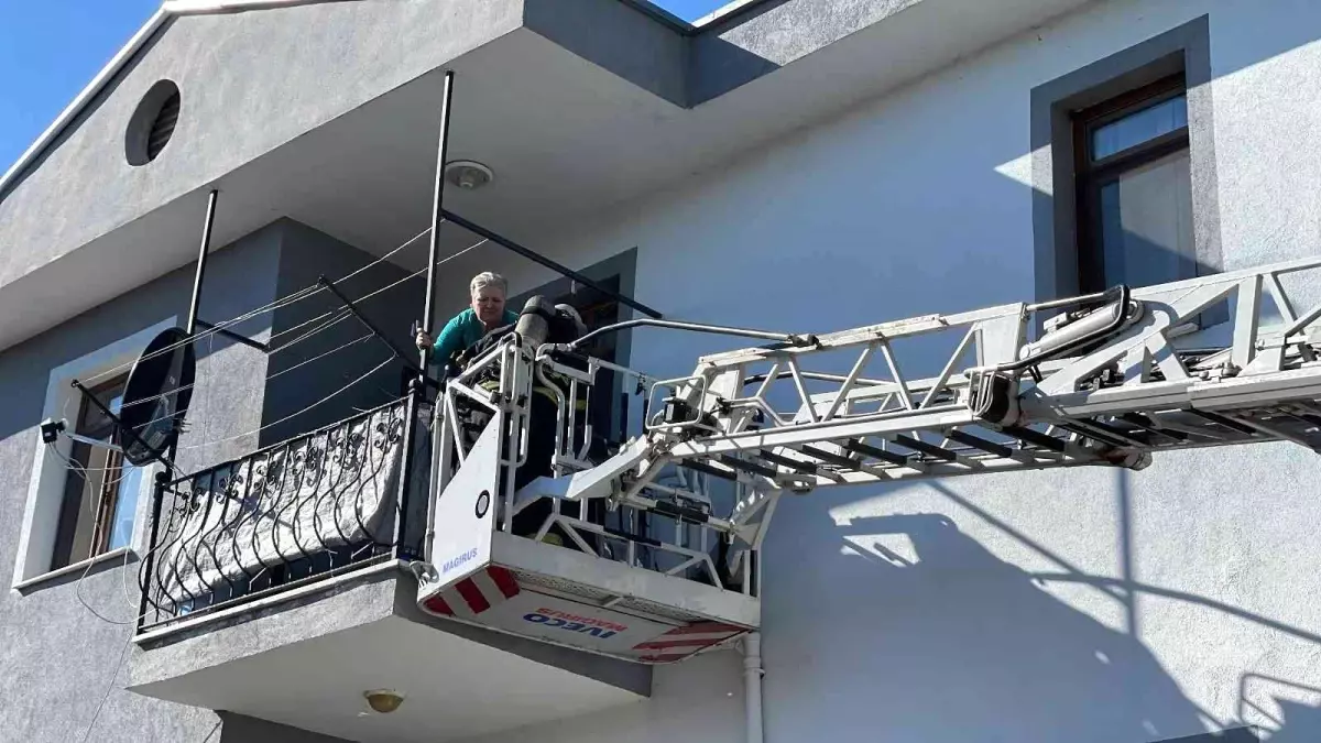 Lojman binasında yangın çıktı, ekipler vatandaşları kurtarmak için seferber oldu