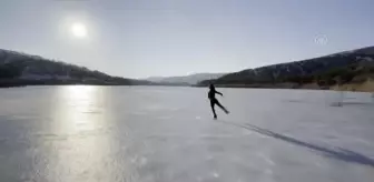Son dakika: Milli buz patenci İklim Şentunalı, Eymir Gölü üzerinde gösteri yaptı