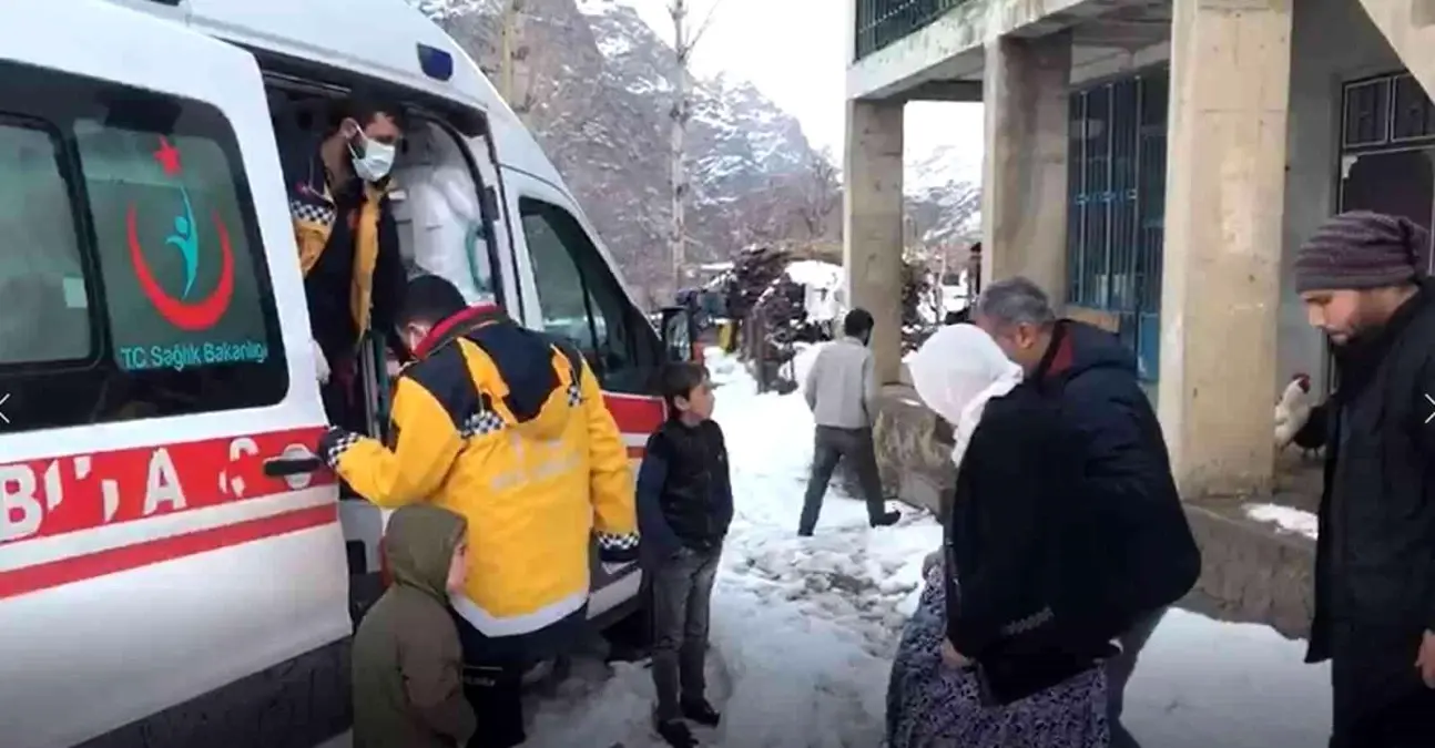 Siirt\'te kar yolları kapattı: 3,5 saatlik çalışma sonrası hastalara ulaşıldı