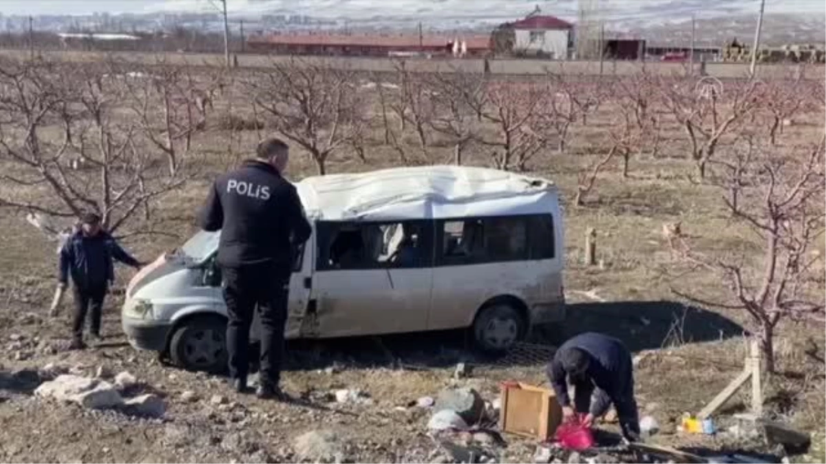 Tarım işçilerini taşıyan minibüs devrildi, 14 kişi yaralandı