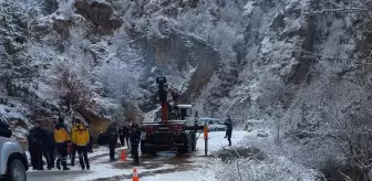 Torunlarını okul servisine götürürken devrilen traktörün altında kalan sürücü öldü